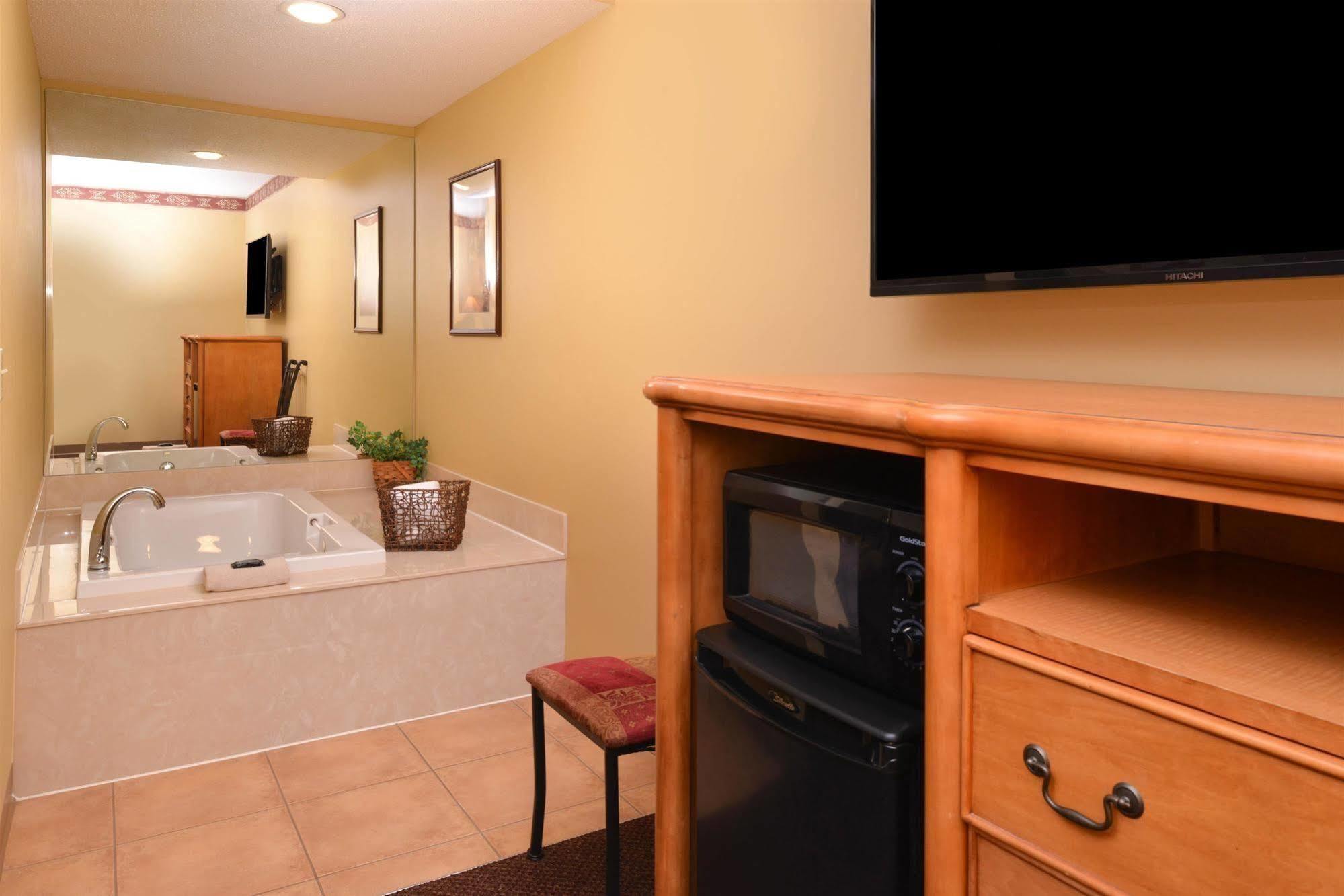 Country Hearth Inn & Suites Edwardsville Eksteriør bilde